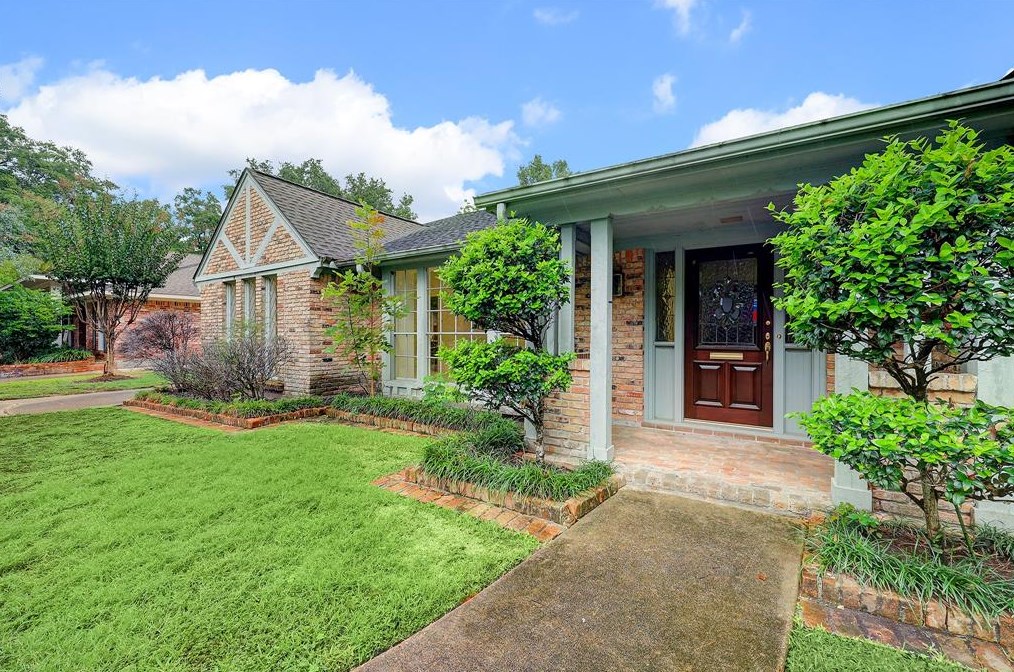 10211 Green Tree Rd, Houston, TX 77042-1231