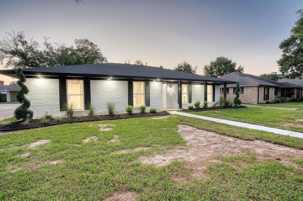 1934 Llano St, Port Neches, TX 77651-3422