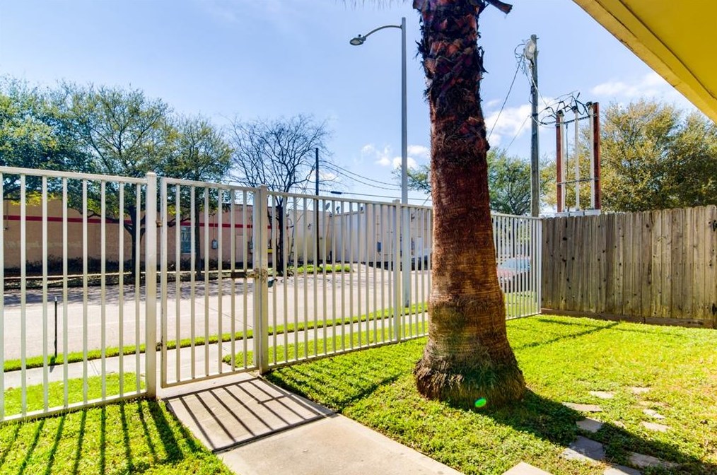 1720 Hutchins St, Houston, TX 77003