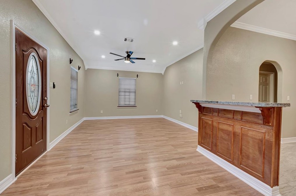 5702 Lyndhurst Dr, Houston TX  77033-2110 exterior