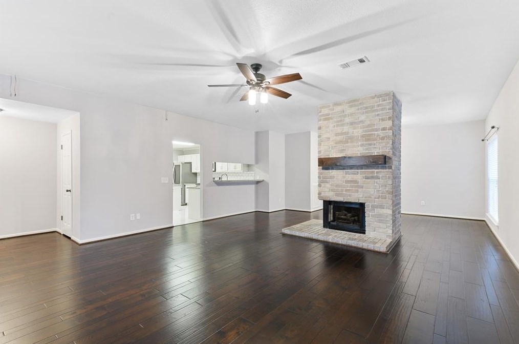 6 Cottage Grove Pl, Spring TX  77381-4400 exterior
