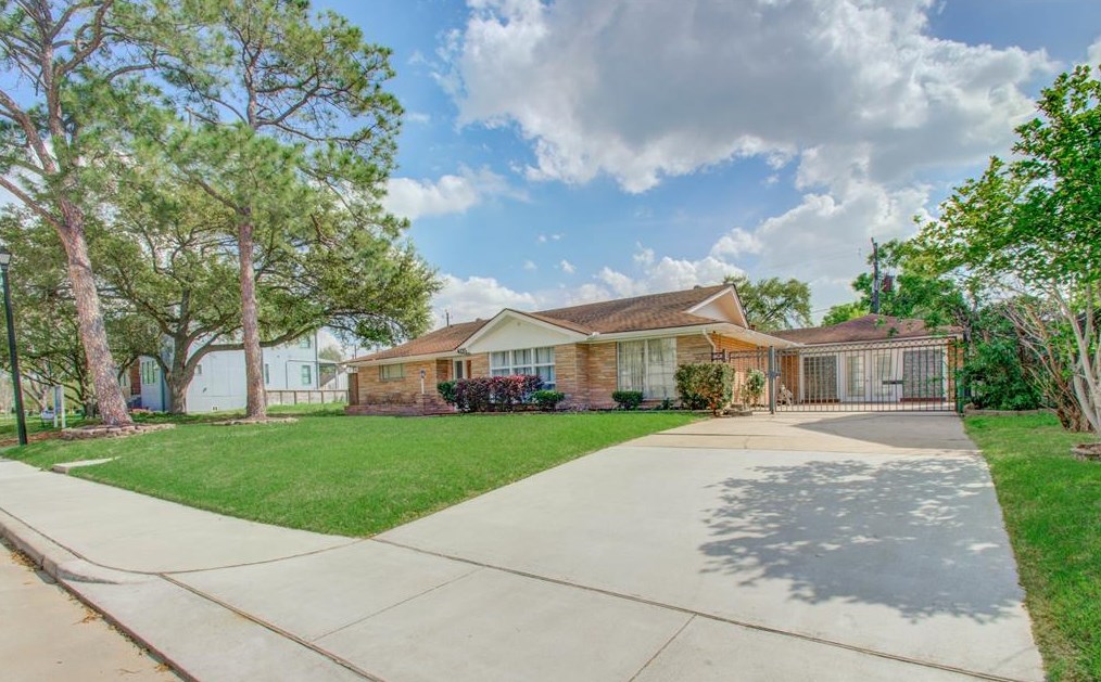 4135 Levonshire Dr, Houston, TX 77025-3914