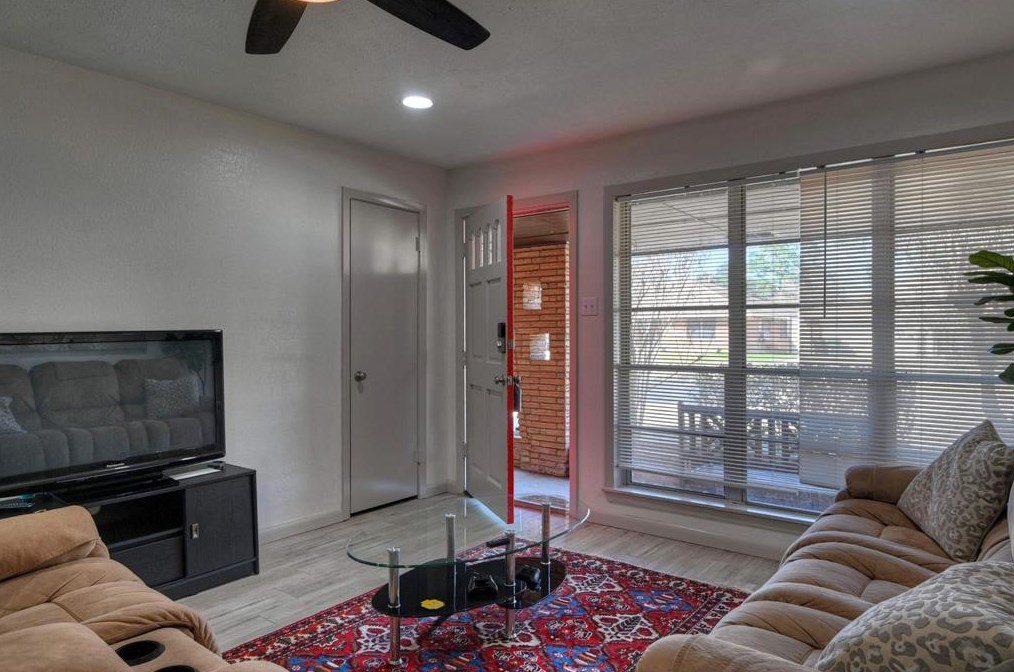 4021 Silverwood Dr, Houston TX  77025-5432 exterior