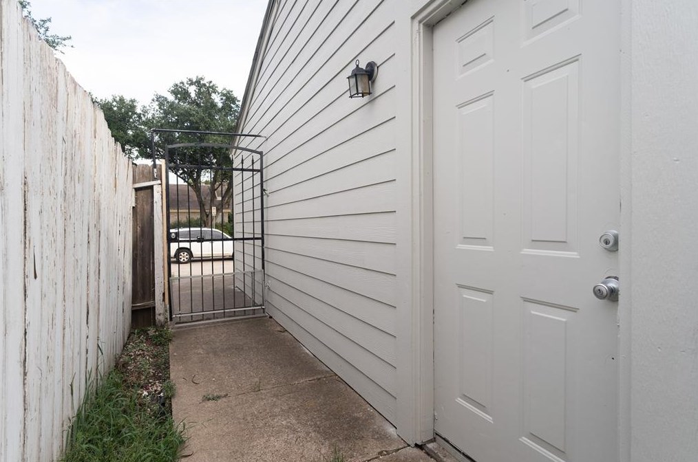4238 Boone Rd, Houston TX  77072-1444 exterior