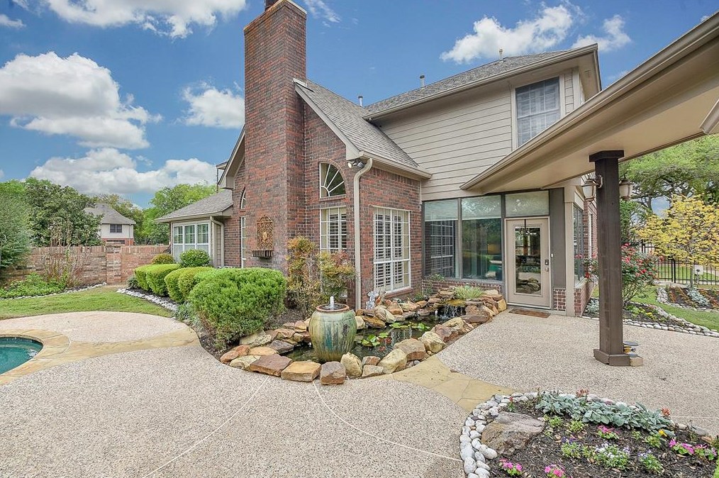 1802 Sugar Xing Dr, Sugar Land TX  77478-5302 exterior