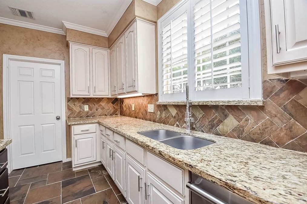 1802 Sugar Xing Dr, Sugar Land TX  77478-5302 exterior