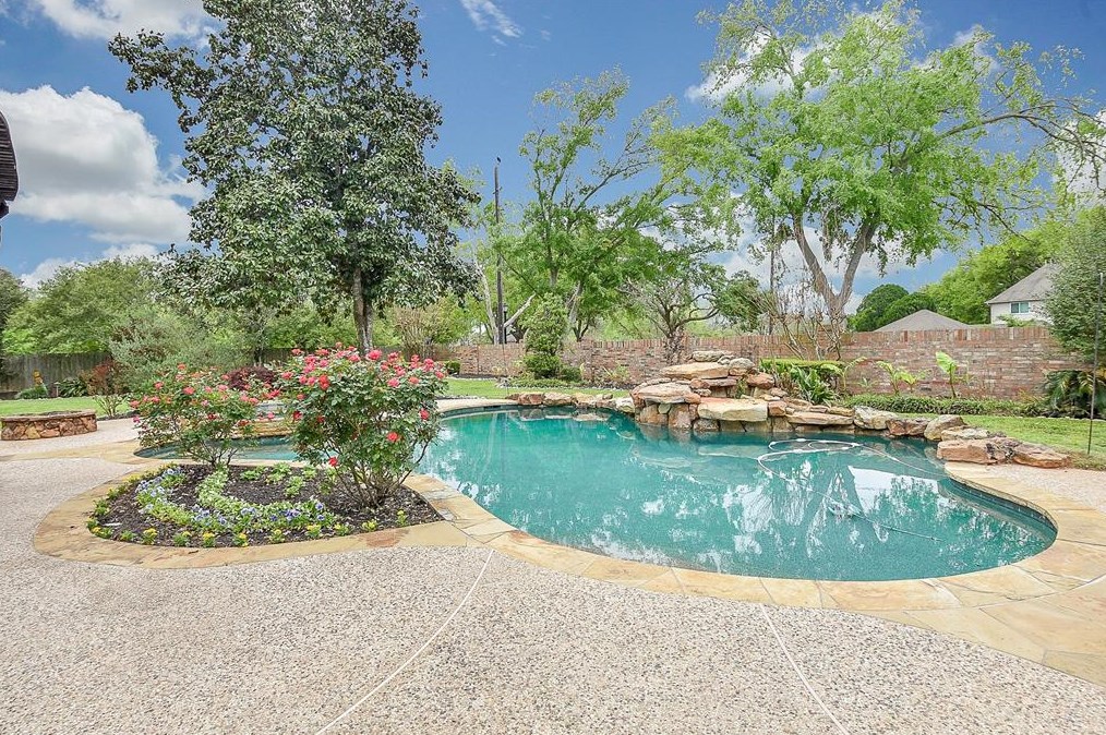1802 Sugar Xing Dr, Sugar Land TX  77478-5302 exterior