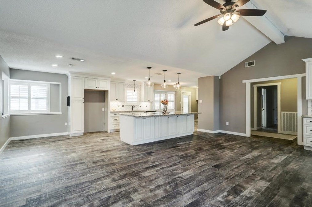 9910 Pinehurst St, Baytown, TX 77521-5036
