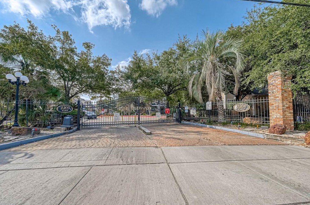 2300 Old Spanish Trl, Houston TX  77054-2154 exterior