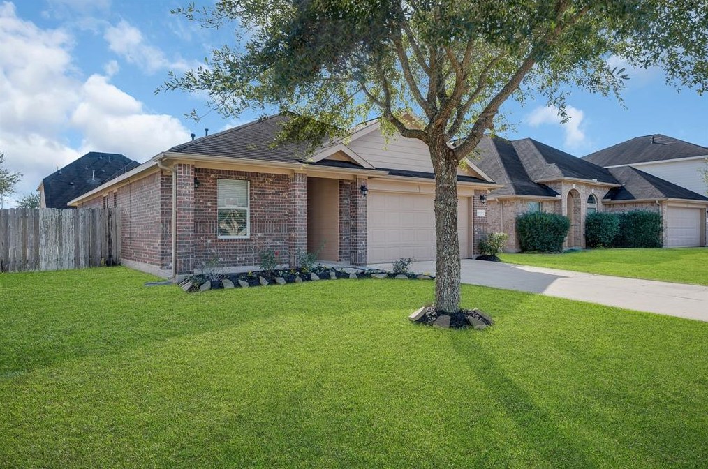 923 Hannah Falls Ln, Fresno, TX 77545