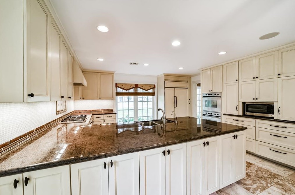 11715 Winshire Cir, Houston TX  77024-6311 exterior