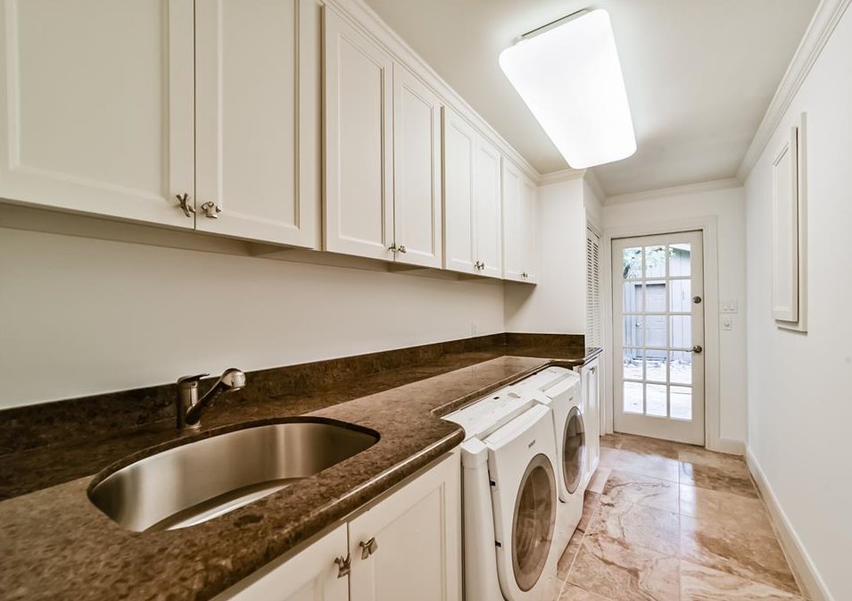 11715 Winshire Cir, Houston TX  77024-6311 exterior
