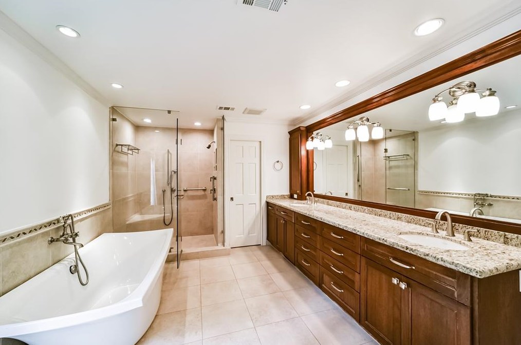 11715 Winshire Cir, Houston TX  77024-6311 exterior