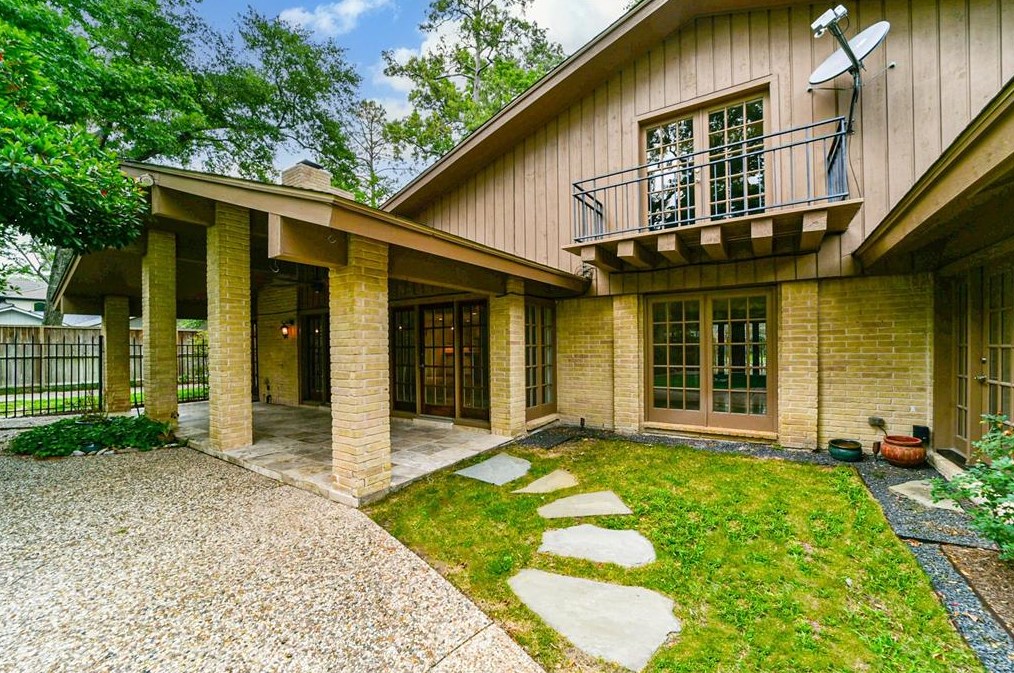 11715 Winshire Cir, Houston TX  77024-6311 exterior