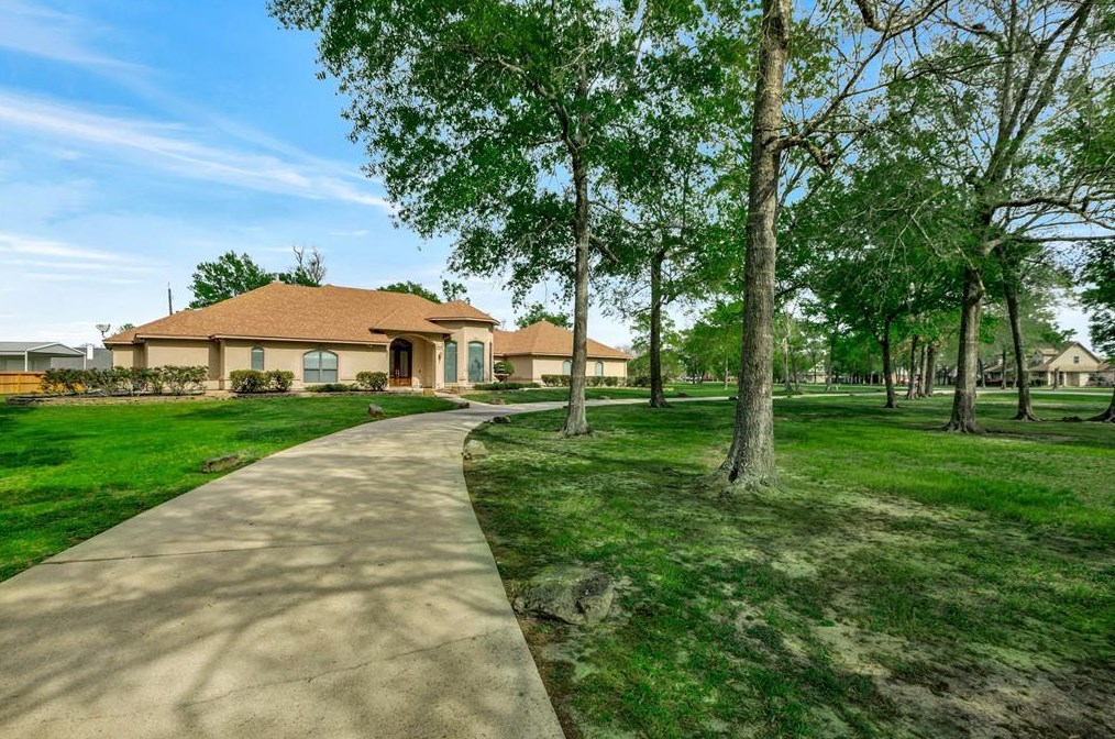 6003 Plantation Dr, Baytown, TX 77523-8897
