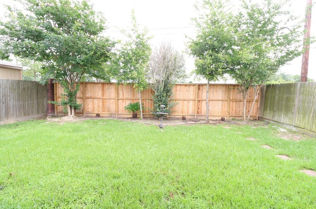 1115 Willow Dr, Houston TX  77035-4824 exterior