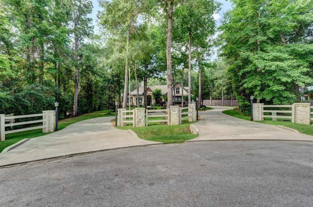 2011 Shasta Ridge Dr, Conroe, TX 77304-4697