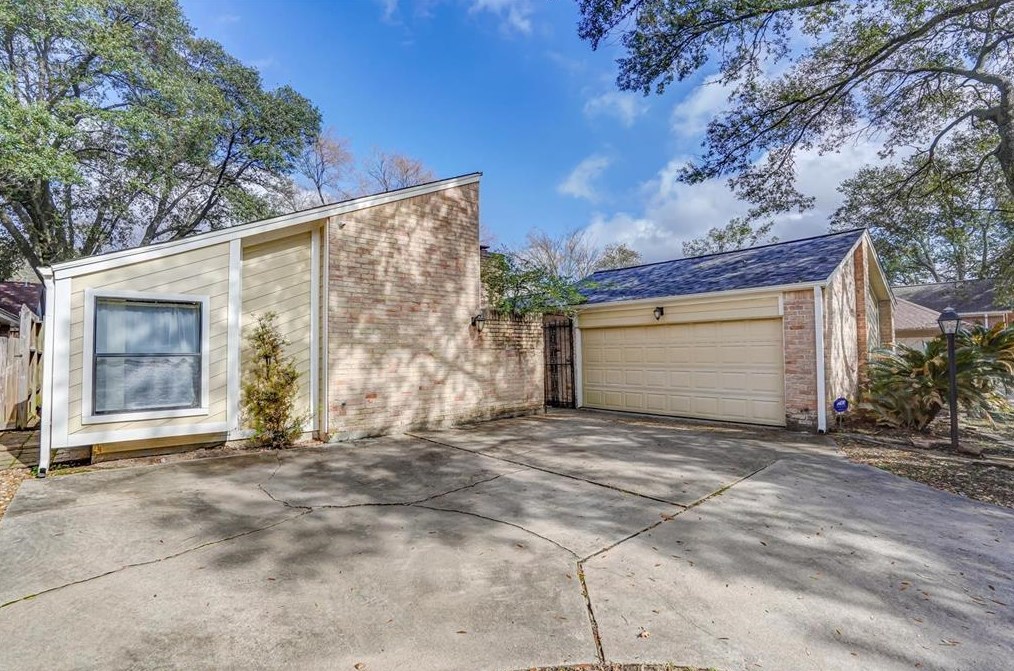 10310 Burgoyne Rd, Houston, TX 77042