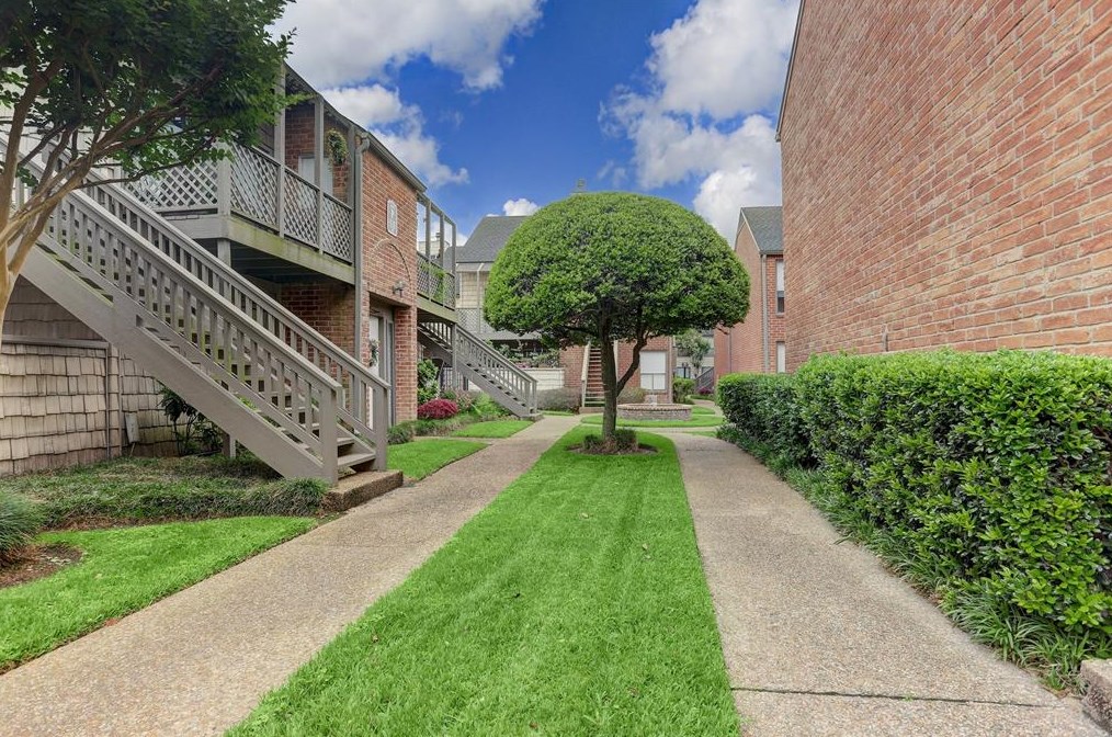 2829 Timmons Ln, Houston TX  77027-5352 exterior