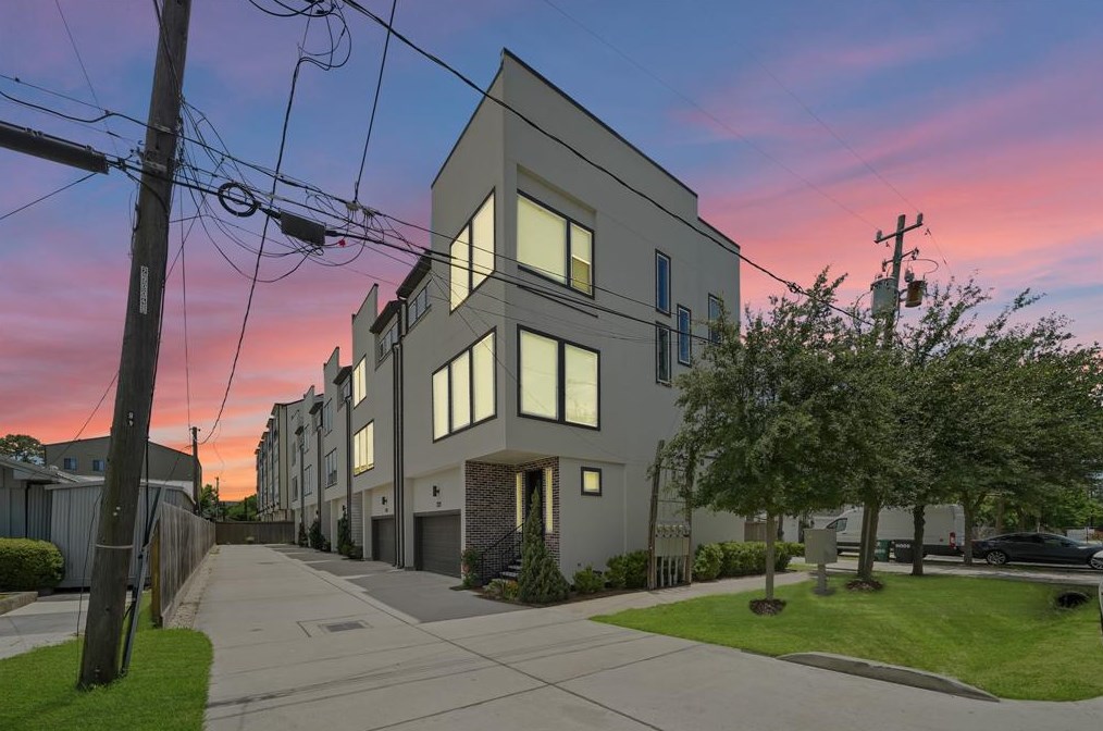 906 17th St, Houston, TX 77008-3434