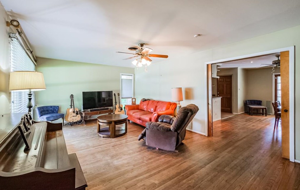 10522 Mayfield Rd, Houston, TX 77043-4123