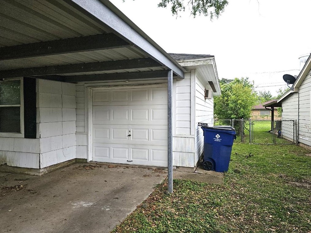 1105 Woodbine Dr, West Columbia, TX 77486-3745
