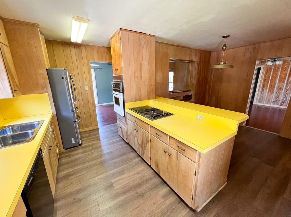 1002 E Washington Ave, White Hall, TX 77868