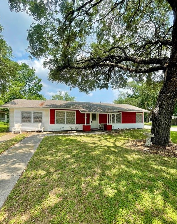 1016 Hanover St, Edna, TX 77957
