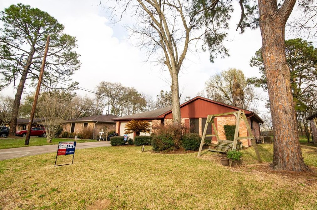 746 Dezso Dr, Alvin, TX 77511-2902