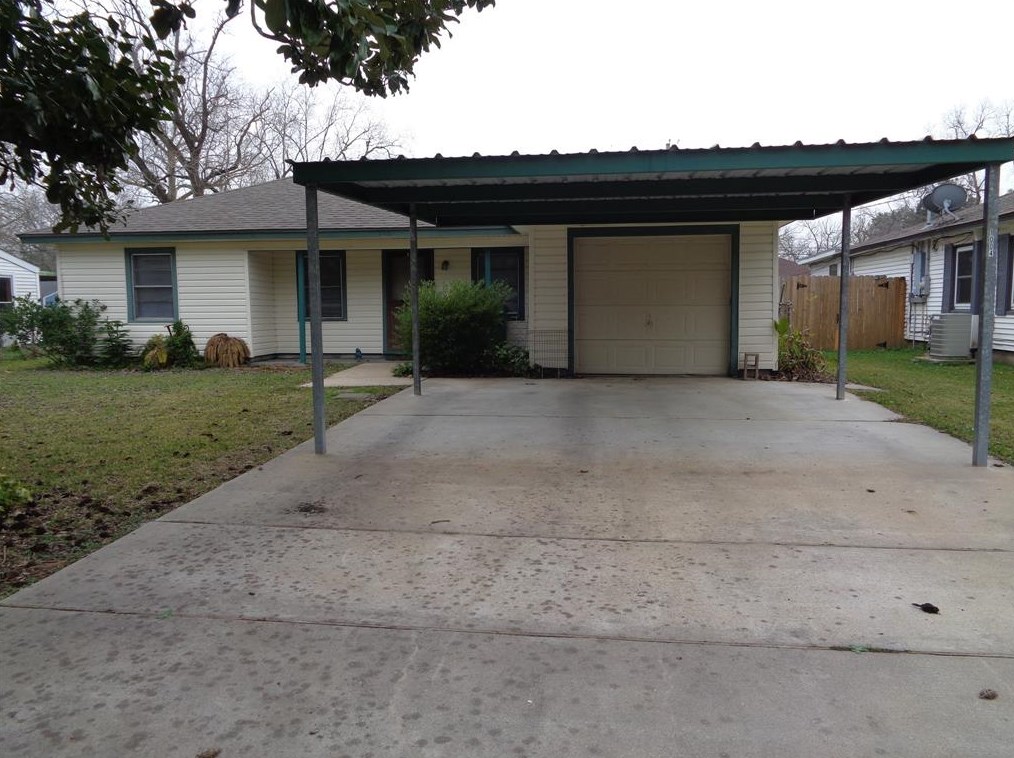 1004 Wimberly St, Angleton, TX 77515