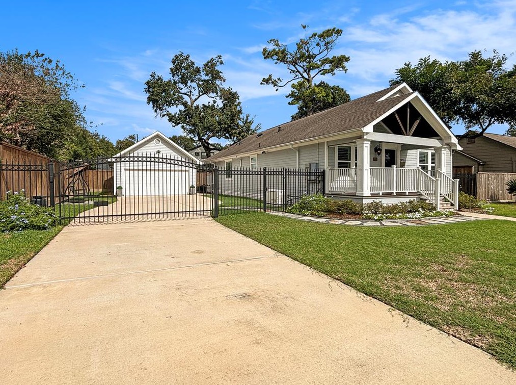 809 Sue St, Houston, TX 77009