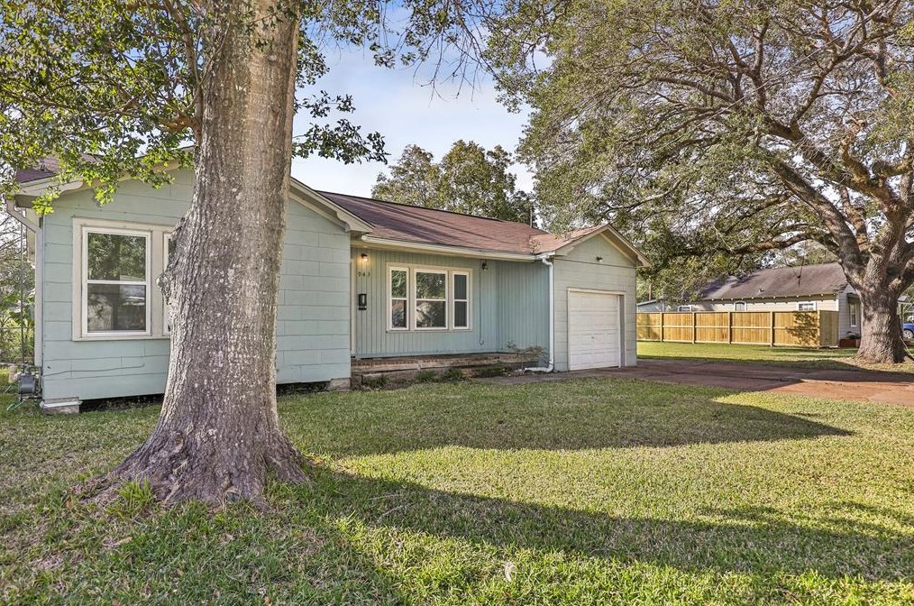 943 Milam St, Ames, TX 77575-3517