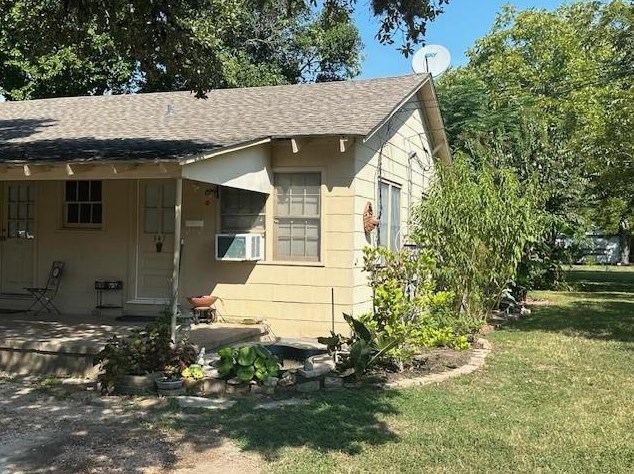 535 E Pecan St, Halsted, TX 78945