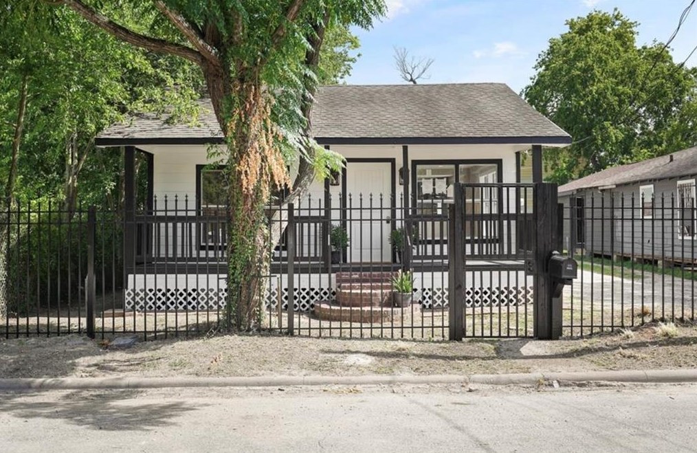 1318 E 36th St, Houston, TX 77022