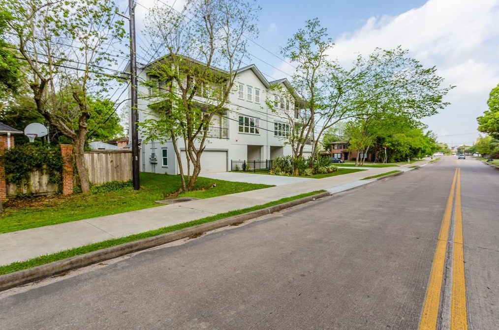4501 Larch Ln #b, Bellaire, TX 77401