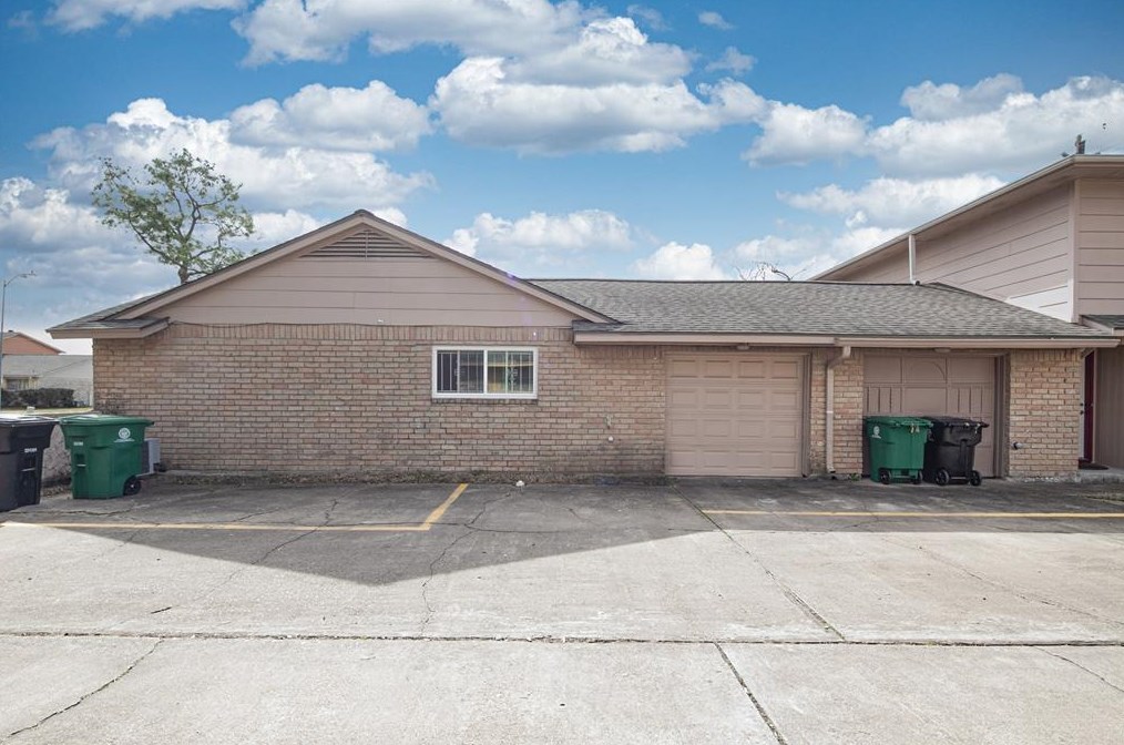 6414 S Briar Bayou Dr, Houston, TX 77072