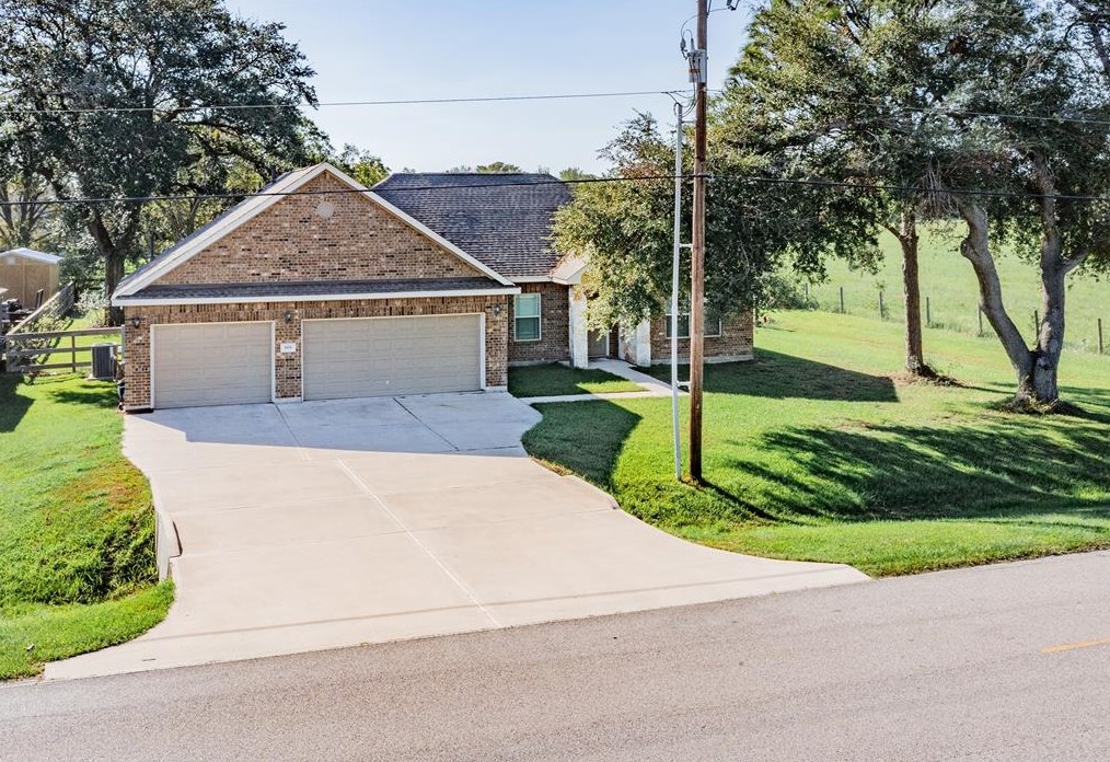 1156 Gifford Rd, Angleton, TX 77515