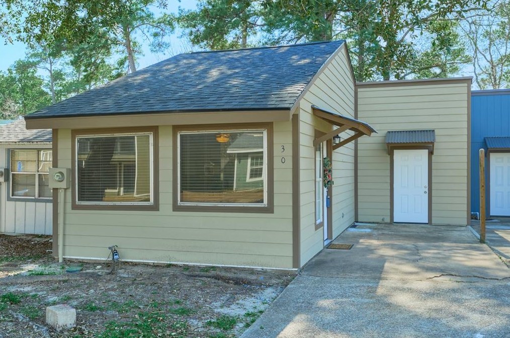 30 Harbour Row Dr, Stephen Creek, TX 77331