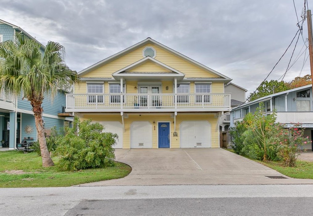 820 Dogwood Rd, Kemah, TX 77565