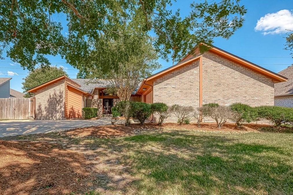 819 Green Belt Dr, Sugar Land, TX 77498
