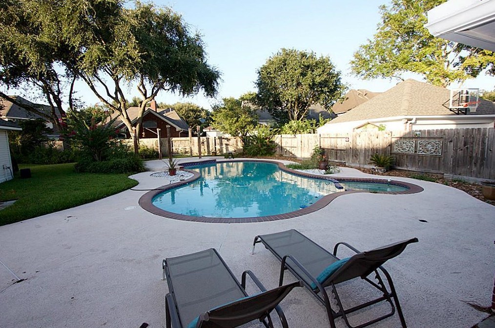 1615 Green Leaf Oaks Dr, Sugar Land, TX 77479