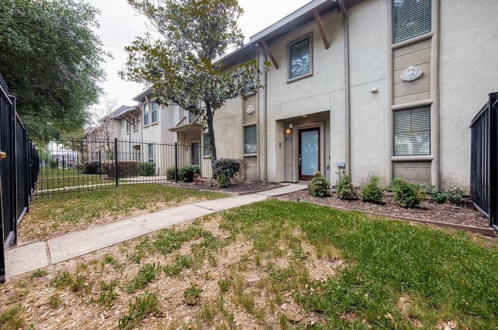 3406 St Emanuel St, Houston, TX 77004-4262