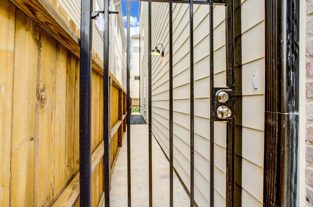 5210 Schuler St, Houston, TX 77007-3216