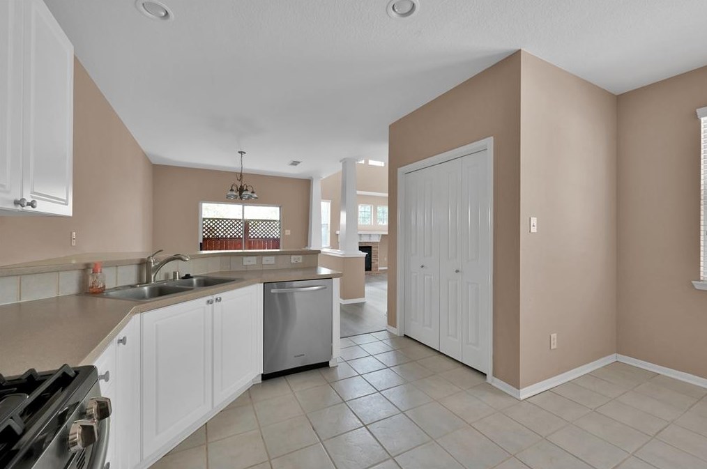 33 Stone Creek Pl, Spring TX  77382-1075 exterior
