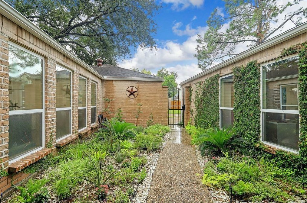 1622 Beaconshire Rd, Houston, TX 77077