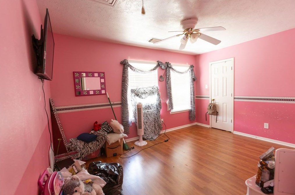 5923 Villa Hl Dr, Houston TX  77066-3985 exterior