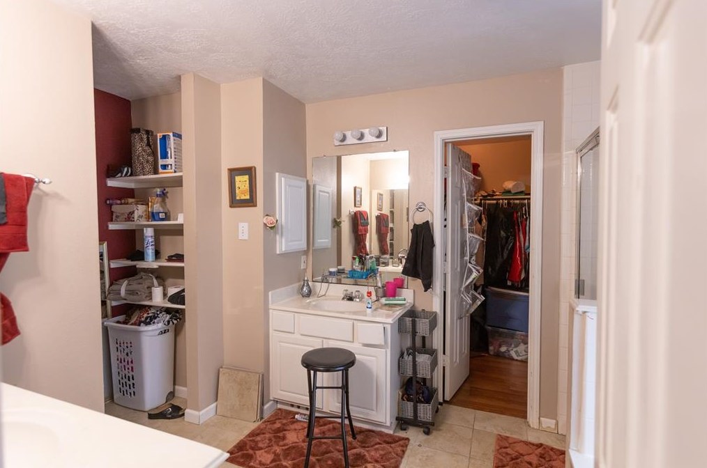 5923 Villa Hl Dr, Houston TX  77066-3985 exterior