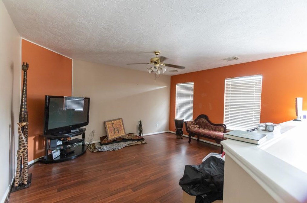 5923 Villa Hl Dr, Houston TX  77066-3985 exterior