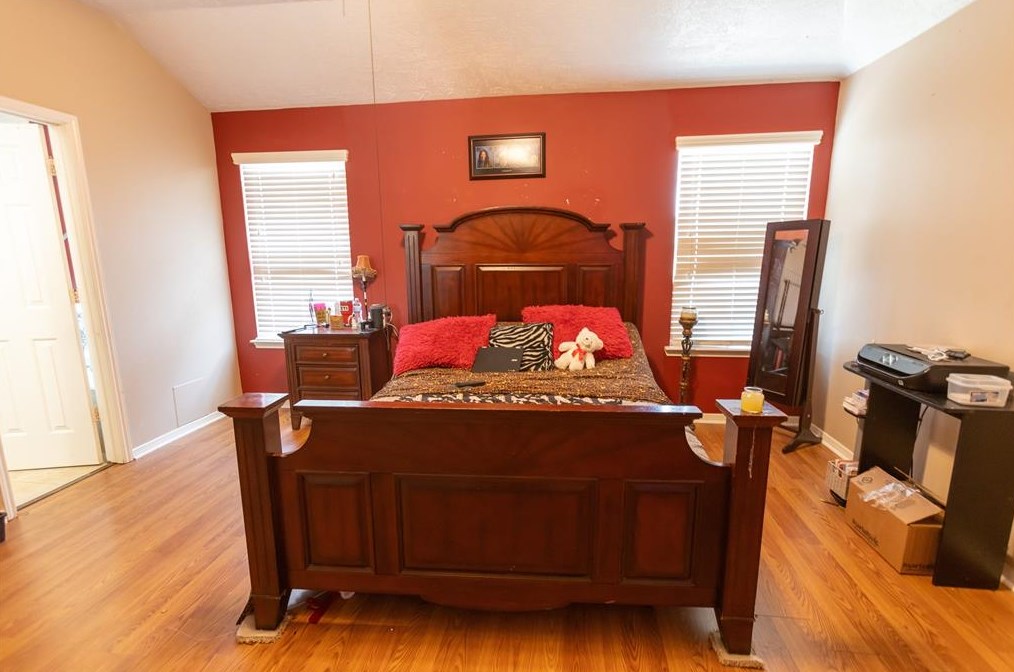 5923 Villa Hl Dr, Houston TX  77066-3985 exterior