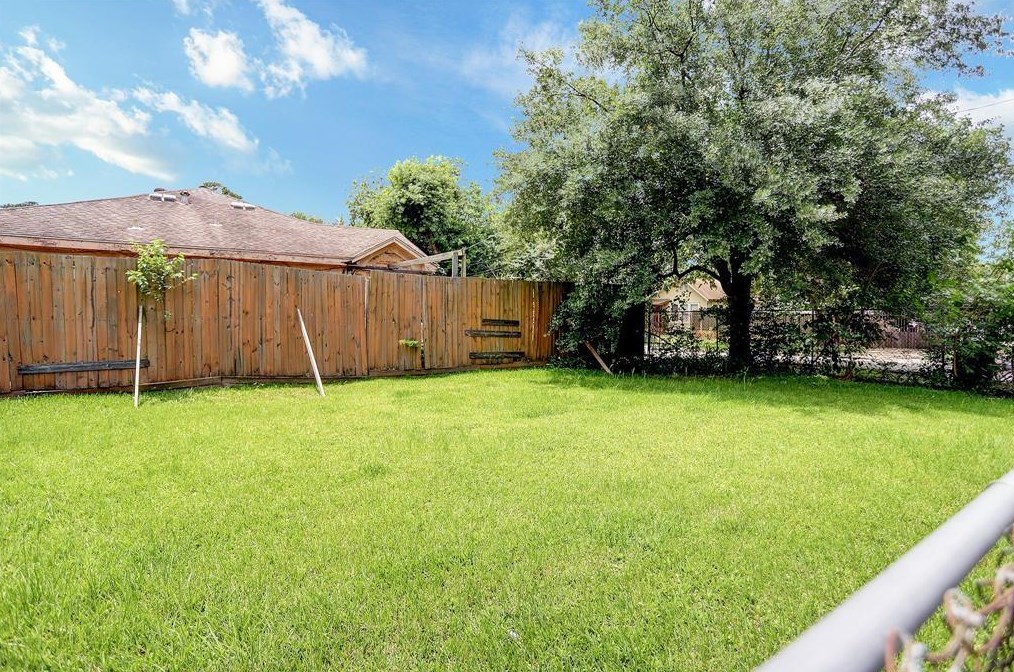 916 Caplin St, Houston, TX 77022-5604